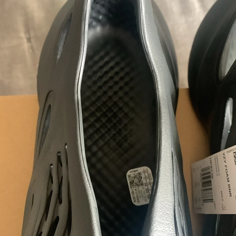 Yeezy Foam RNR - Picture 8 of 10